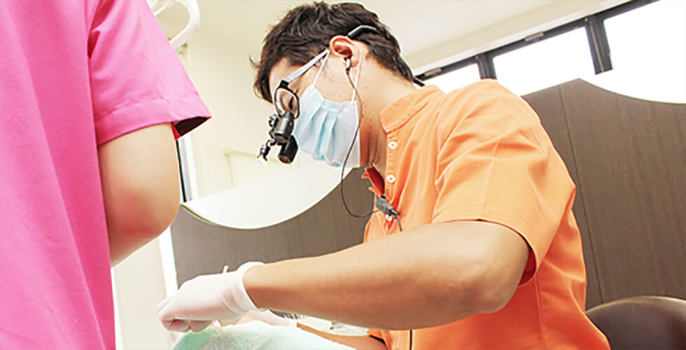 歯科医師・衛生士全員が拡大鏡を使用し虫歯や歯石を見逃さない